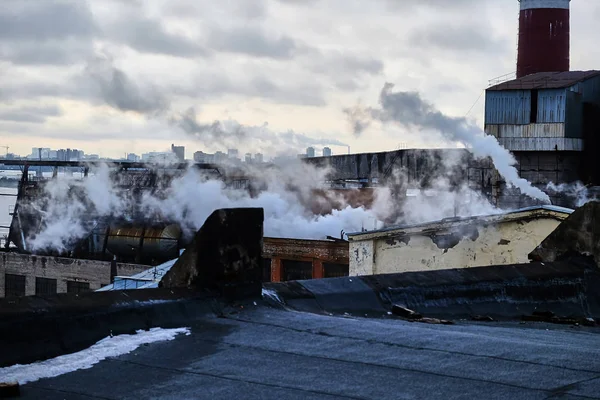 Dikke rookkanalen van fabrieksschoorstenen — Stockfoto