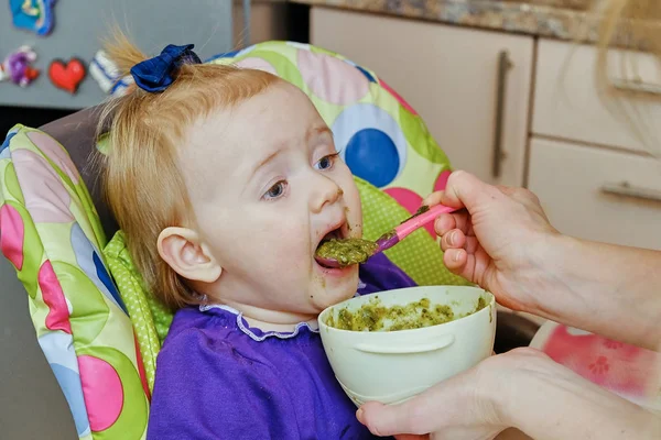 Cucchiaio per l'alimentazione del bambino — Foto Stock