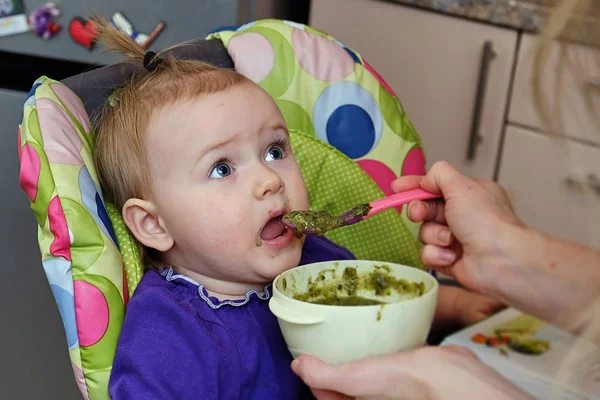 Cucchiaio per l'alimentazione del bambino — Foto Stock