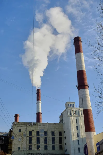 Dikke rookkanalen van fabrieksschoorstenen — Stockfoto