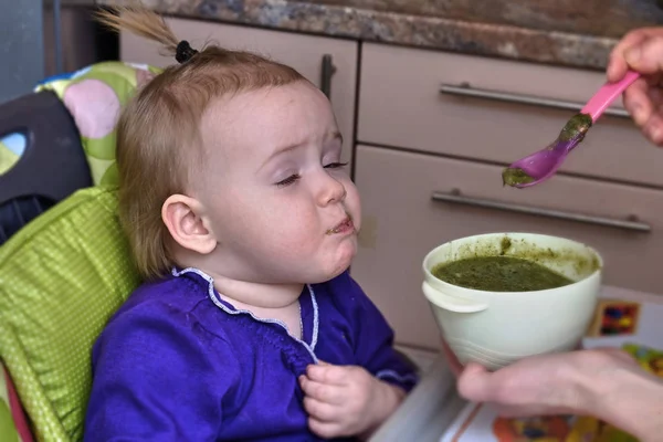 Cucchiaio per l'alimentazione del bambino — Foto Stock