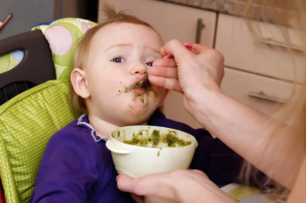 Cucchiaio per l'alimentazione del bambino — Foto Stock