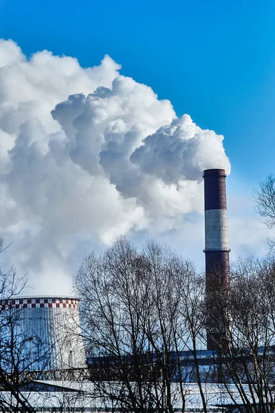 Dikke rookkanalen van fabrieksschoorstenen — Stockfoto