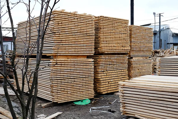 Placas de madeira empilhadas no armazém — Fotografia de Stock