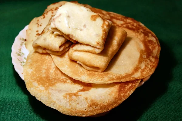 Goldene knusprige Pfannkuchen — Stockfoto