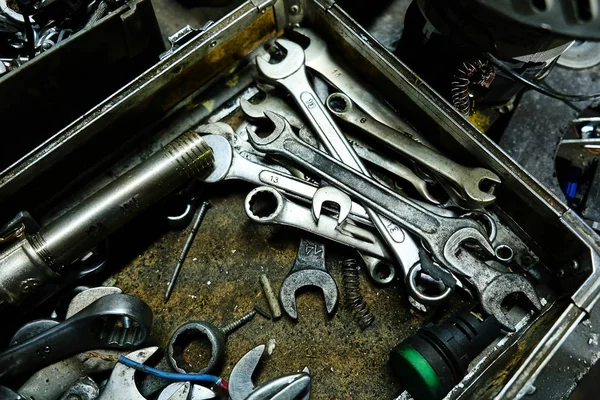 Fabricante de ferramentas na fábrica — Fotografia de Stock