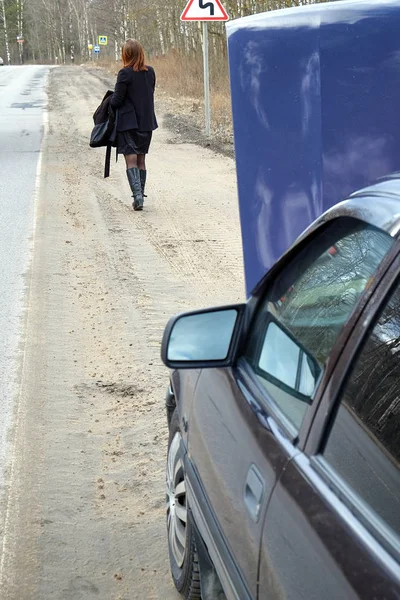 Молодая девушка голосует на дороге — стоковое фото