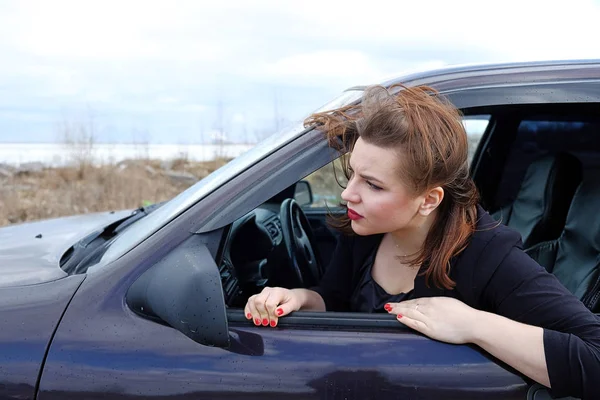 Молодая девушка на крыше автомобиля — стоковое фото