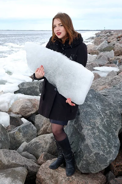 Молодая девушка на фоне зимнего моря — стоковое фото