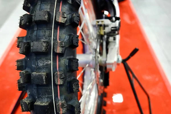 A roda traseira de uma motocicleta — Fotografia de Stock