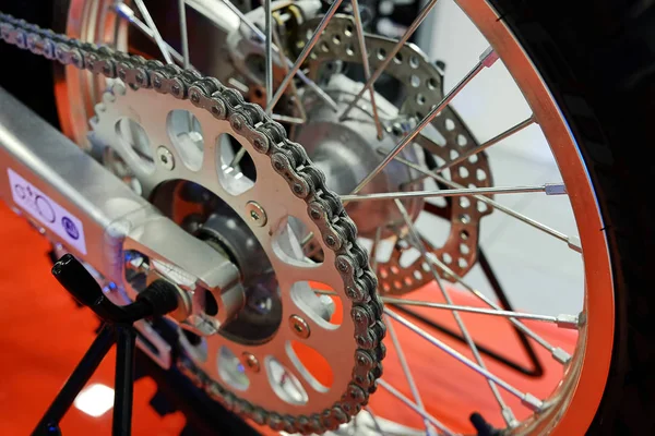 A roda traseira de uma motocicleta — Fotografia de Stock