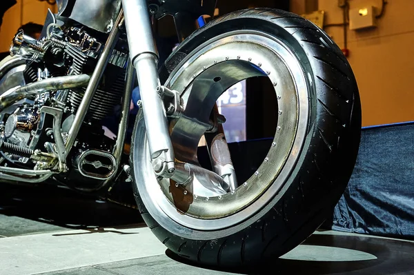 前车轮的摩托车 — 图库照片