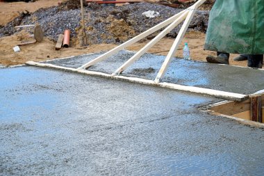 dökülen beton levha