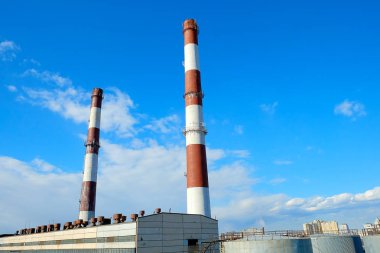 Fabrika bacalarından çıkan yoğun duman.