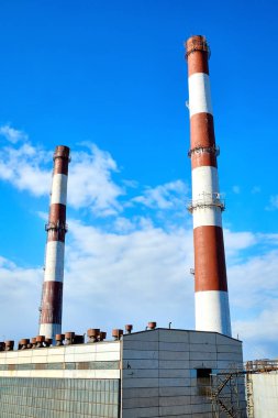 Fabrika bacalarından çıkan yoğun duman.