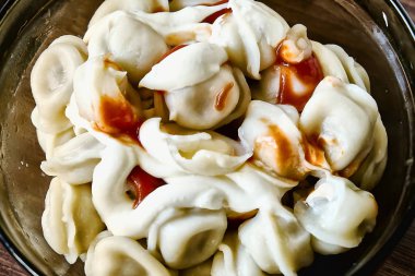 Plaka üzerinde köfte