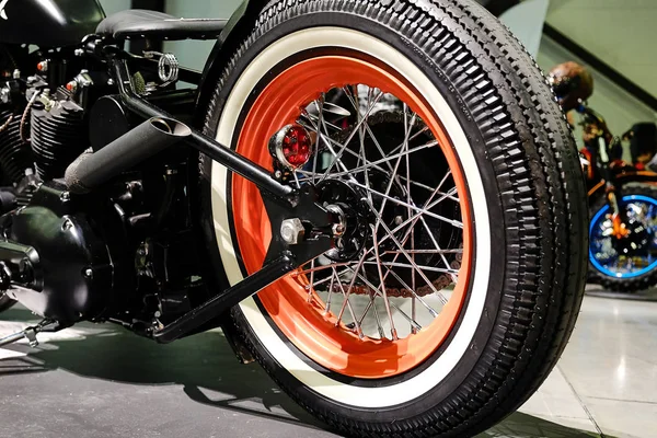 bir motosikletin arka tekerlek