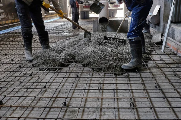 dökülen beton levha