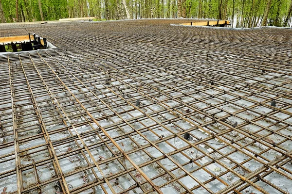 dökülen beton levha
