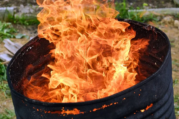 Brand i en tunna — Stockfoto