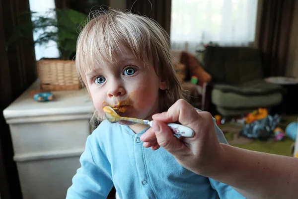 Cucchiaio per l'alimentazione del bambino — Foto Stock