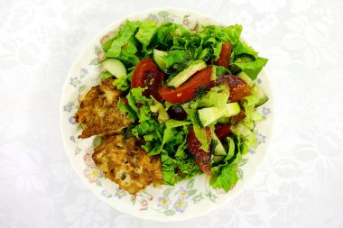 tavuk pirzola yeşil salata ve domates ile