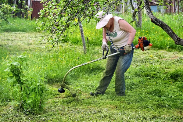 Abuela siega la hierba —  Fotos de Stock