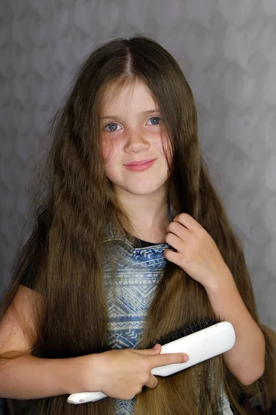 Girl combing her hair — Stock Photo, Image