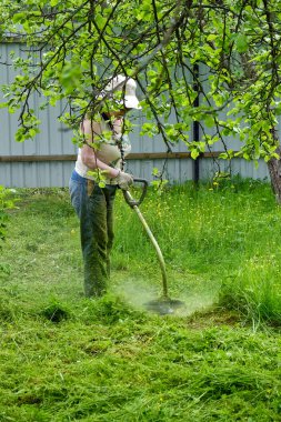 Büyükanne çim mows