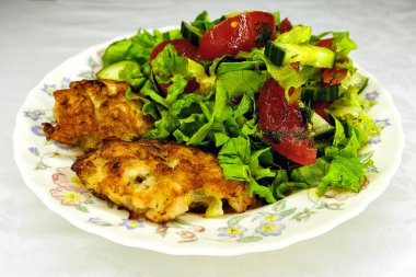 tavuk pirzola yeşil salata ve domates ile