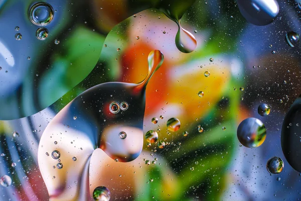Su damlalarından gelen renkli arkaplan