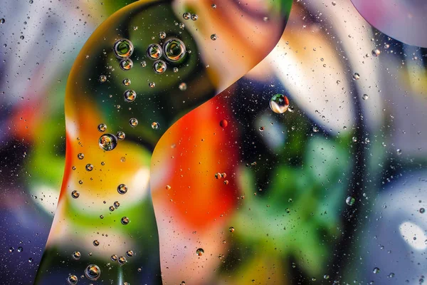 Su damlalarından gelen renkli arkaplan
