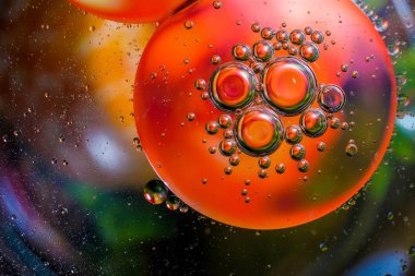 Su damlalarından gelen renkli arkaplan