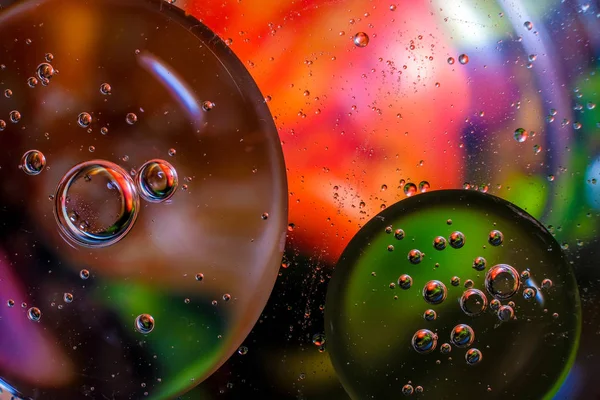 Su damlalarından gelen renkli arkaplan — Stok fotoğraf
