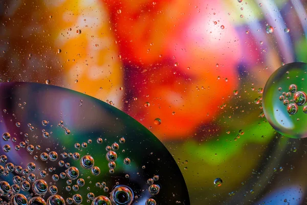 Su damlalarından gelen renkli arkaplan