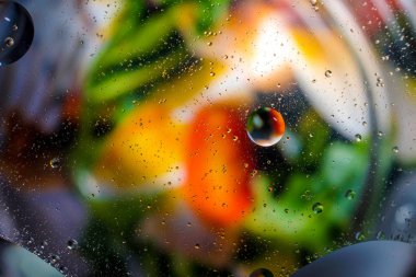 Su damlalarından gelen renkli arkaplan