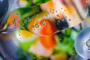 Su damlalarından gelen renkli arkaplan