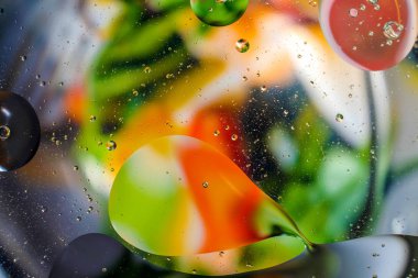 Su damlalarından gelen renkli arkaplan