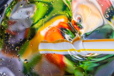 Su damlalarından gelen renkli arkaplan