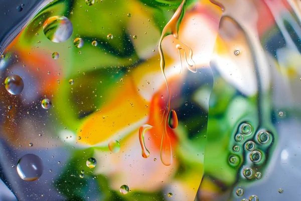 Su damlalarından gelen renkli arkaplan