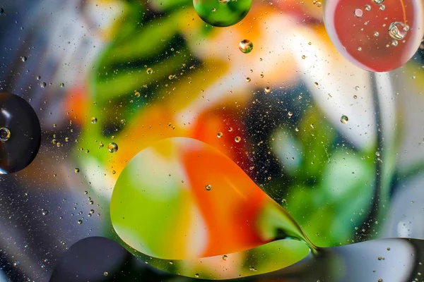 Su damlalarından gelen renkli arkaplan