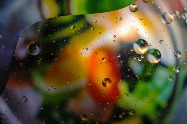 Su damlalarından gelen renkli arkaplan