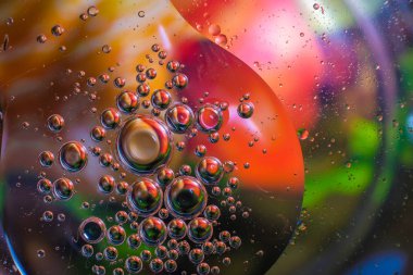 Su damlalarından gelen renkli arkaplan