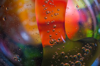 Su damlalarından gelen renkli arkaplan