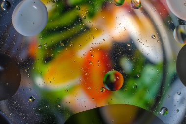 Su damlalarından gelen renkli arkaplan