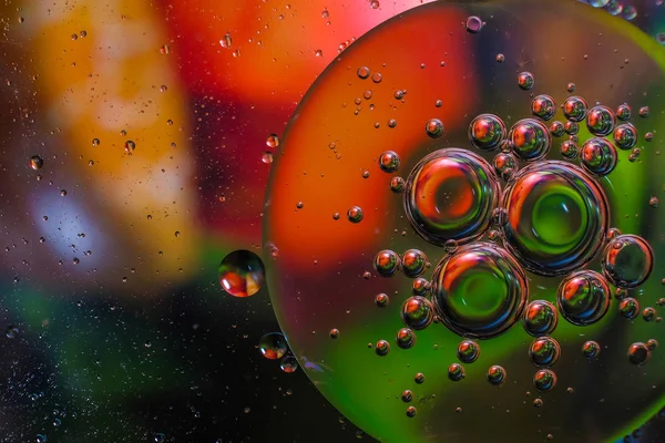 Su damlalarından gelen renkli arkaplan