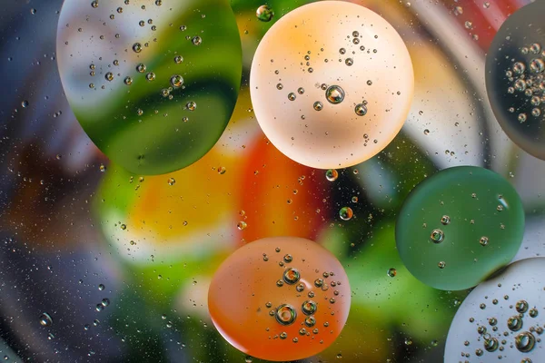 Su damlalarından gelen renkli arkaplan