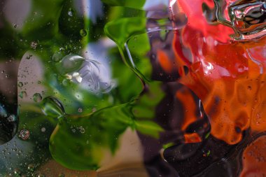 Su damlalarından gelen renkli arkaplan