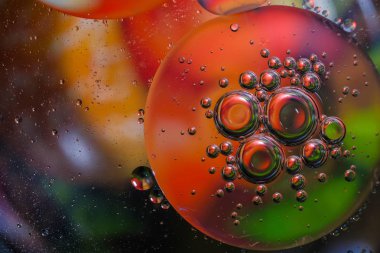 Su damlalarından gelen renkli arkaplan