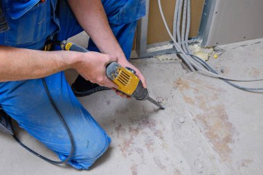 Oluşturucu bir çekiç ile